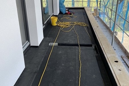 Balkon Und Terrasse Mit EPDM DAPEK Vorsprung Am Dach