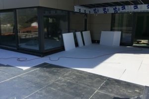 Balkon Und Terrasse Mit EPDM DAPEK Vorsprung Am Dach